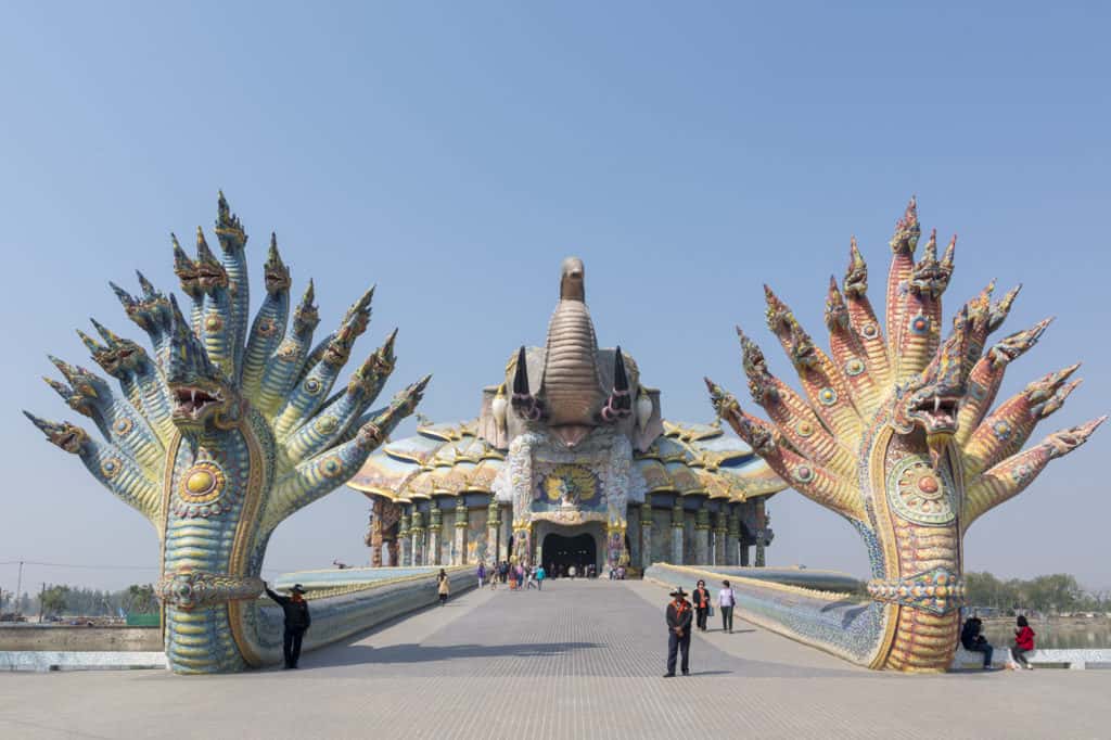 Wat Baan Rai mit den zwei großen Nagaschlangen in einem See