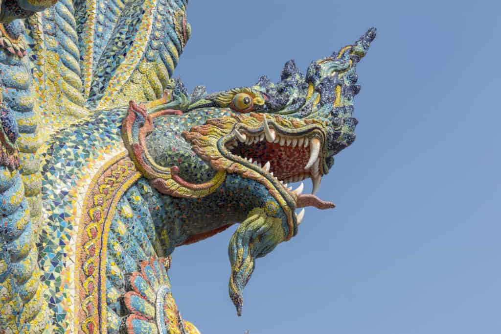 Schlangenkopf mit wunderschönen Mosaiken im Wat Ban Rai in Thailand