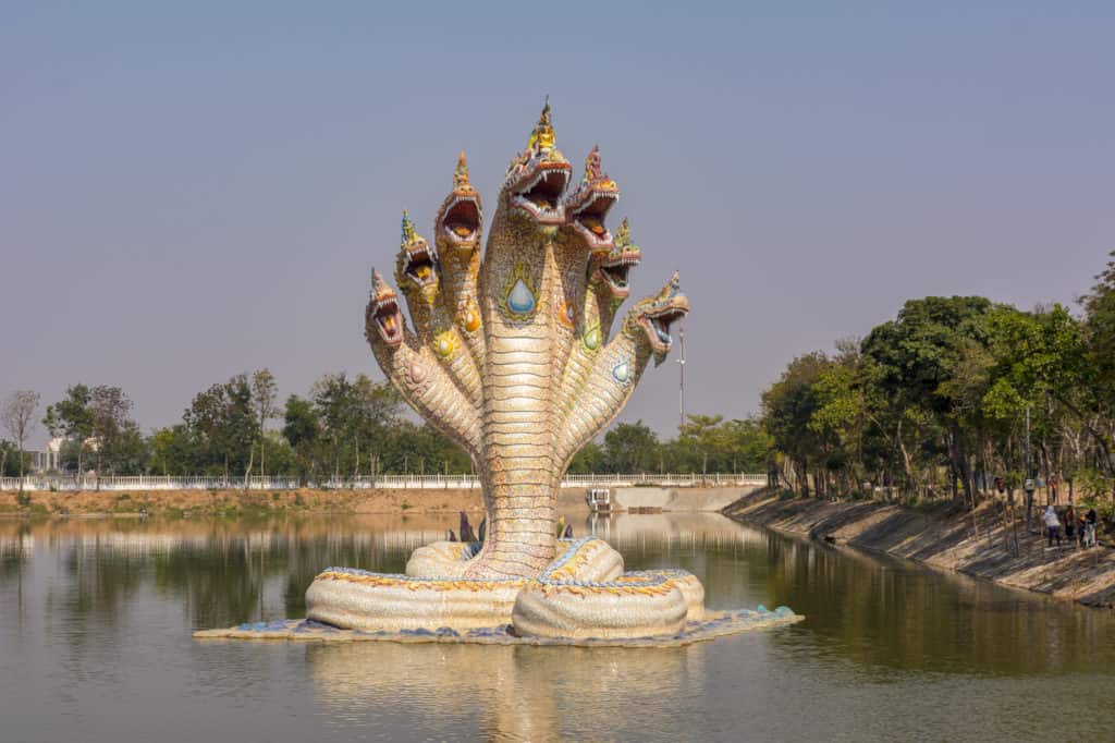 Naga Schlange mit 6 Köpfen im See von Wat Ban Rai in Thailand