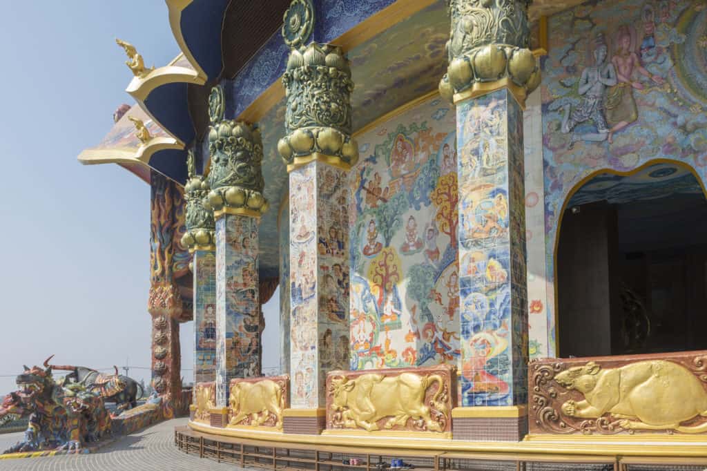 Wat Ban Rai in Thailand ist über und über mit Mosaiken und bemalten Wandfliesen geschmückt