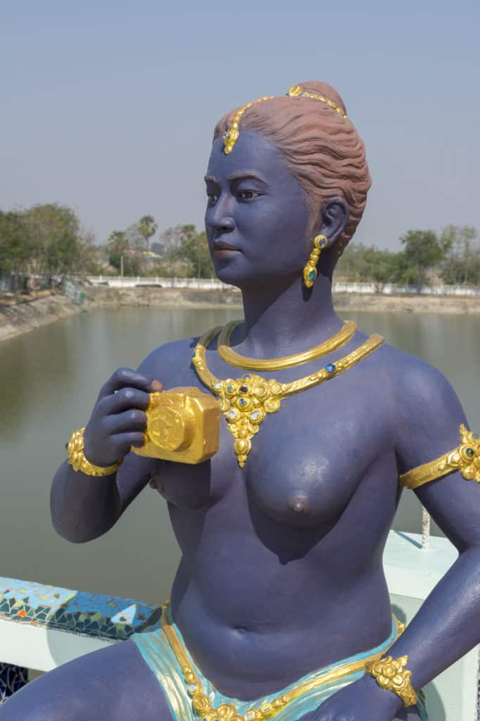 Blaue weibliche beton Figur mit nackten Brüsten im Wat Ban Rai in Thailand