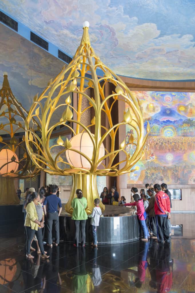 Stilisierte moderne goldene Lotus Knospe im Wat Ban Rai in Thailand