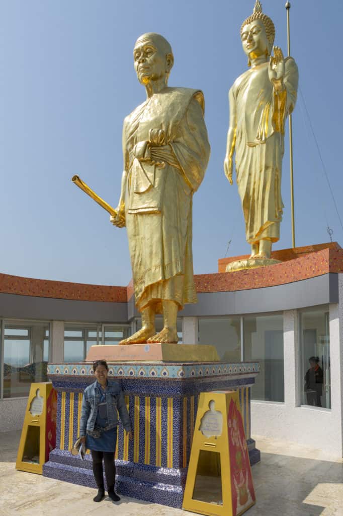 Auf dem Rücken des Elefantentempel erhebt sich das goldene Standbild Buddhas und das vom ehrwürdigen Mönch Luang Phor Koon.