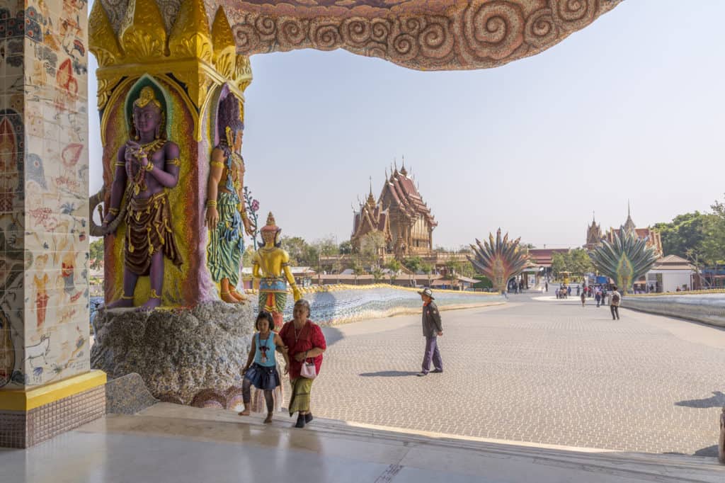 Eingangsbereich vom Wat Ban Rai mit dem Blick zurück auf die Brücke und dem dahinter liegenden Bot. Tempel in Thailand