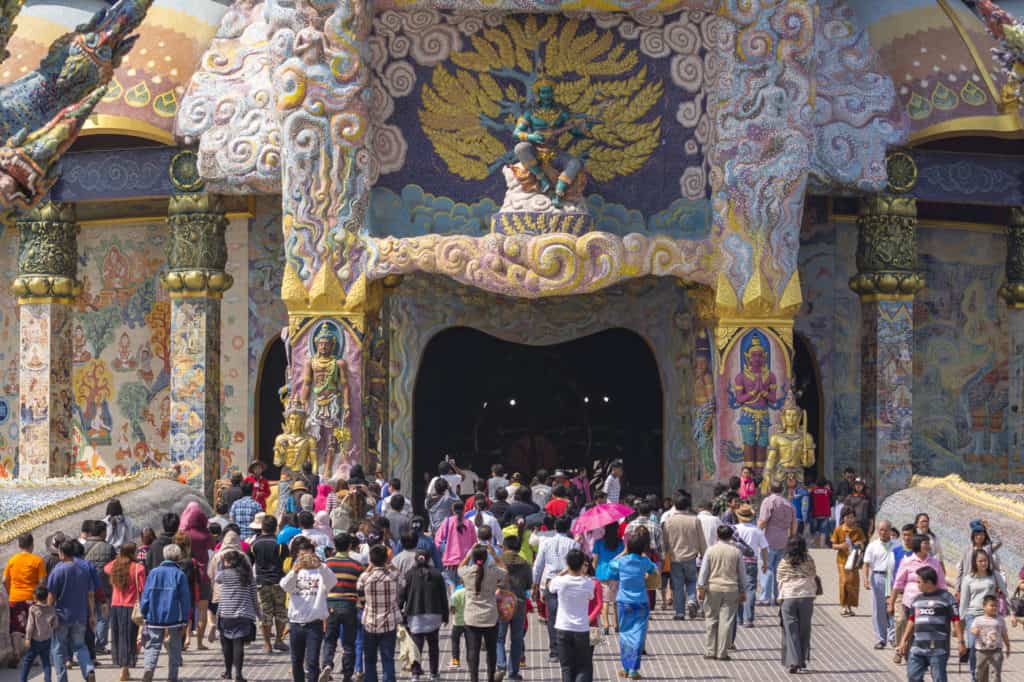 Menschengruppen strömen in den Tempel Wat Ban RAi