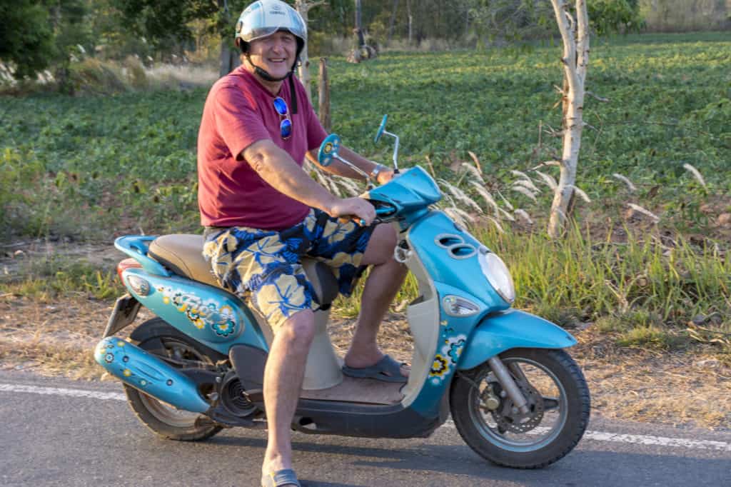 Reiner Kerner auf dem Motorrad in Thailand auf dem Weg zum Freitags-Quickie?
