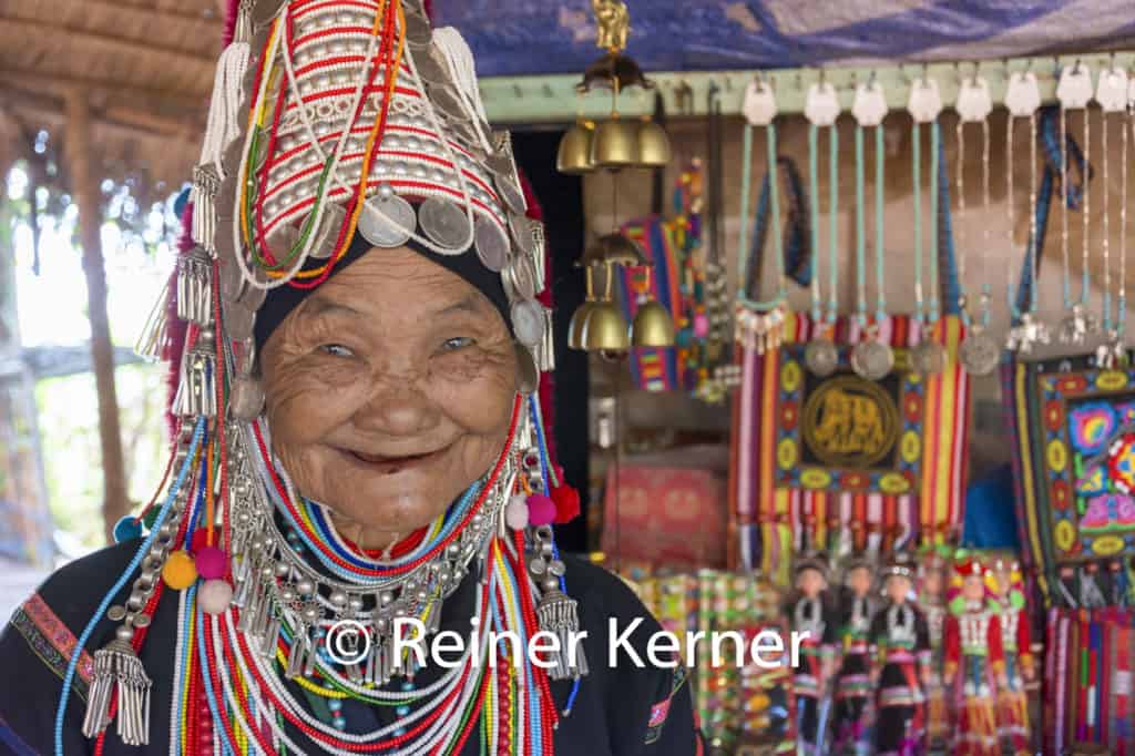 Alte Frau aus einem Bergdorf in Nordthailand