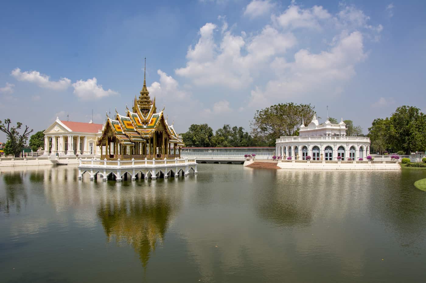 Prah Thinang Aisawan und das Tevaraj-Kanlai Tor im Großen Teich - nahe Ayutthaya - Thailand