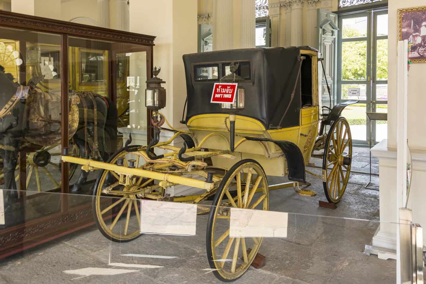 Kutsche eines Königs und daneben die Ausstellung des Zaumzeugs auf der Pferdefigur - Sommerpalast der Könige Bang Pa-In