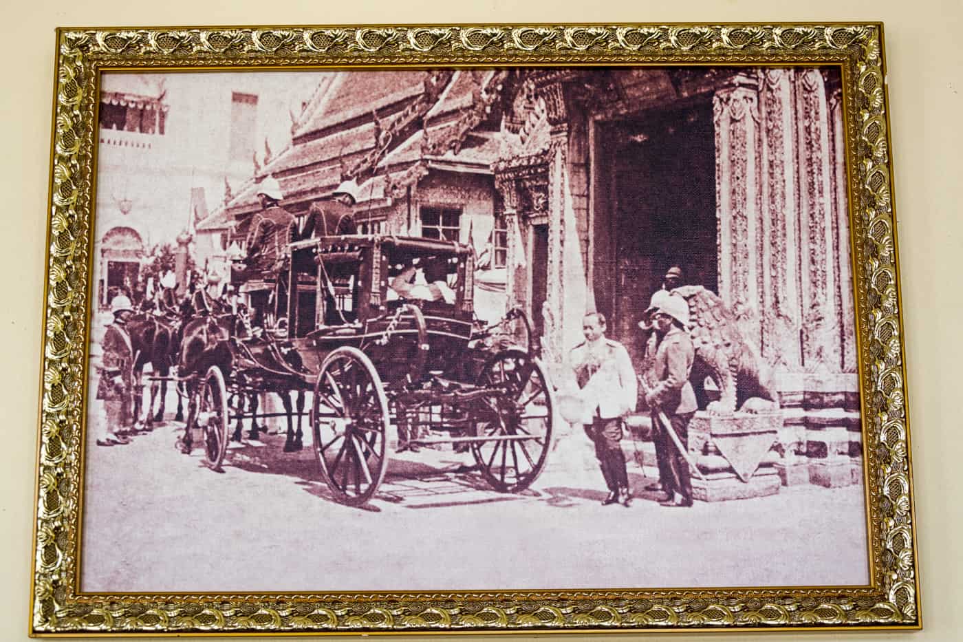 Historische Fotos dokumentieren die Nutzung der Ausstellungstücke in den Ausstellungen in Bang Pa-In dem Sommerpalast der Könige - nahe Ayutthaya -Thailand