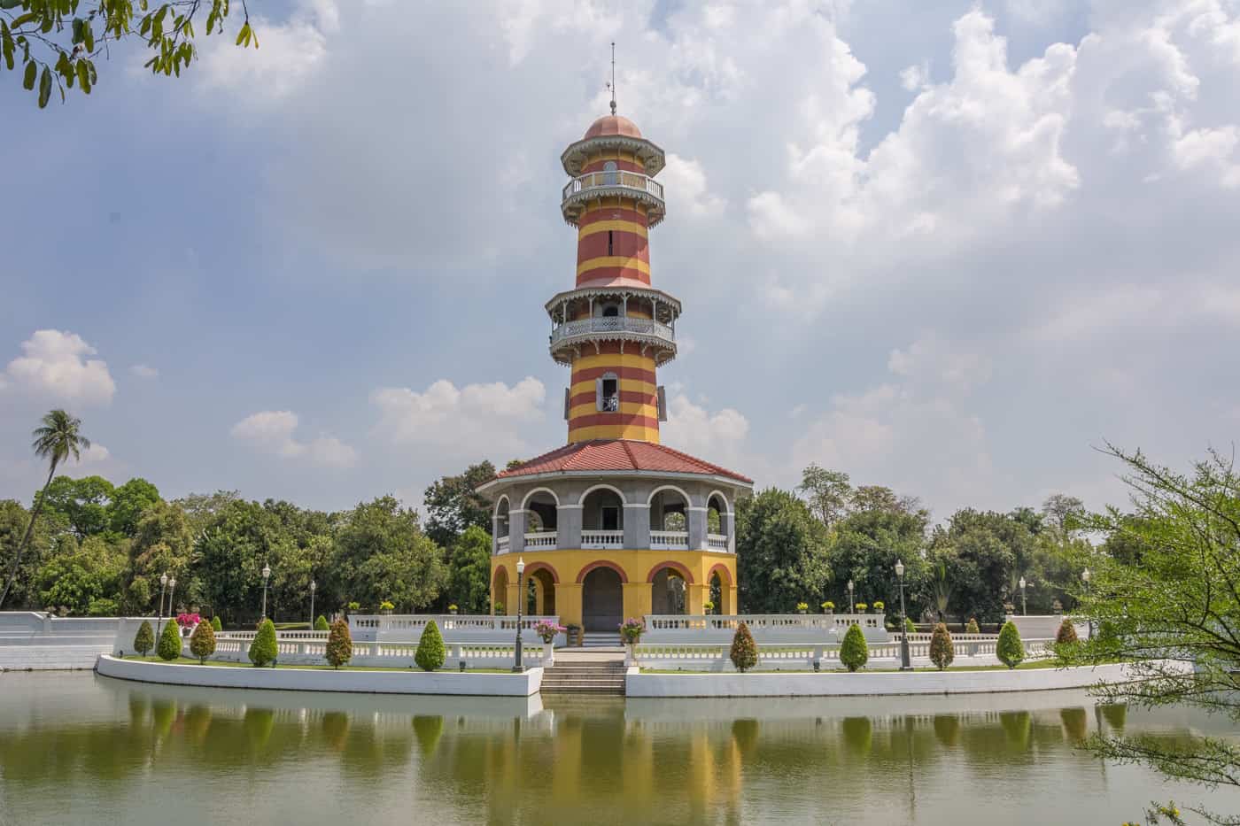 Gelb roter Turm für den Blick in die Sterne Ho Withun Thasana