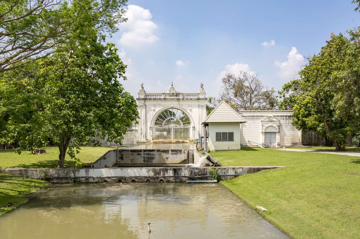 Sangkasithpatarkam Tor zur Einfahrt in den Palast vom Chao Phraya aus gesehen - Thailand