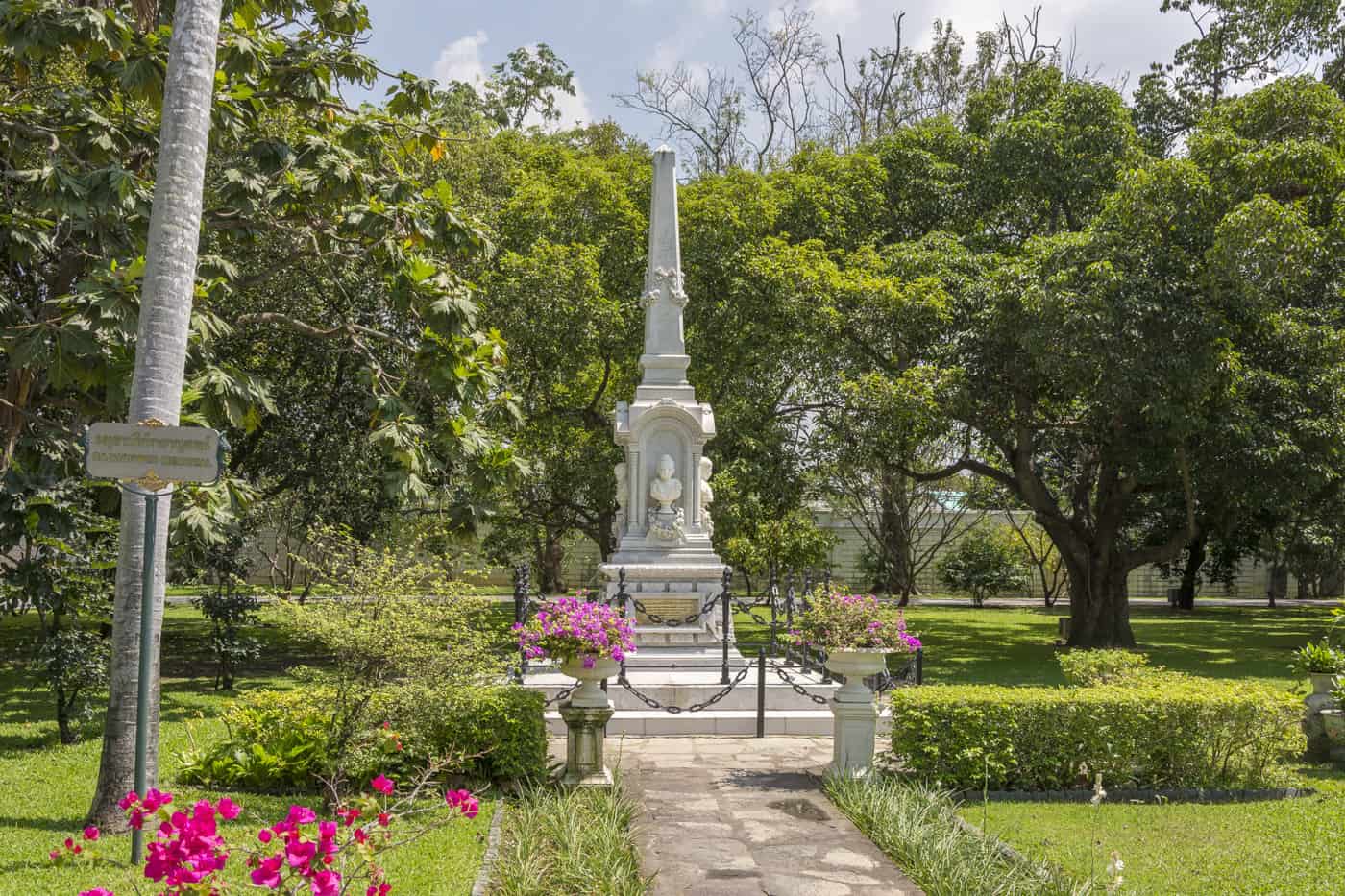 Gedenksäule für die ertrunkene Königin und dem Kind im Sommerpalast der Könige Bang Pa-In nahe Ayutthaya - Thailand