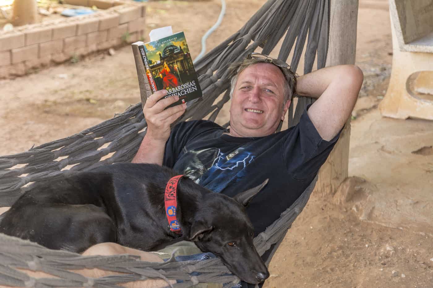 Der Fotograf, der faule Reiner in Thailand mit seinem Schoßhund