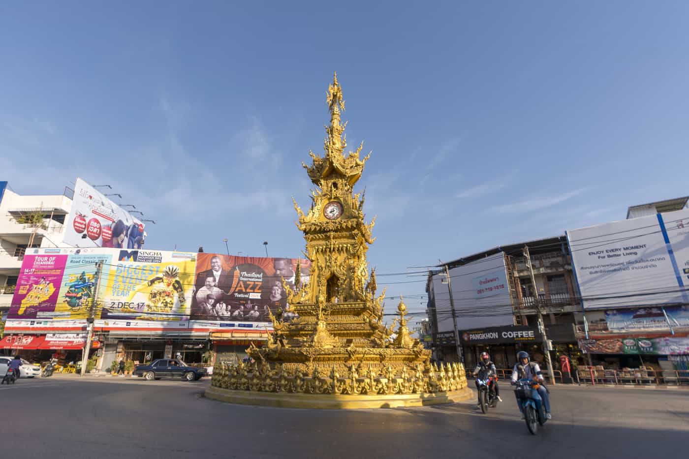 Goldener Uhrenturm in Chiang Rai in Thailand und die Pünktlichkeit