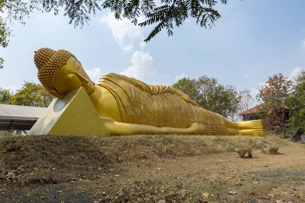 Liegender Buddha am Parkplatz von Wat Khao Phra Angkhan