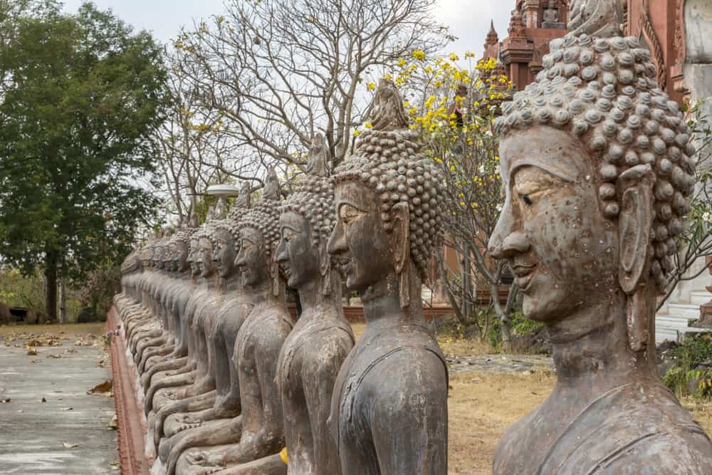 Stur blicken die Buudh-Figuren am Wat Khao Phra Angkhan nach forne