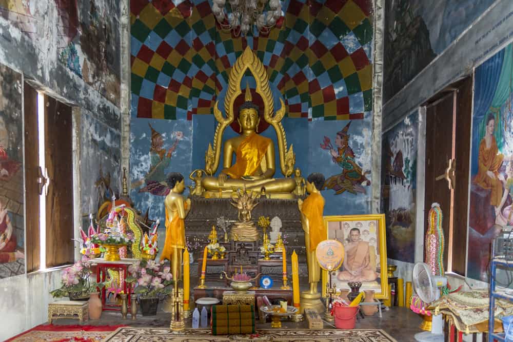 Der Altarraum im Wat Khao Phra Angkhan mit dem goldenen Buddha