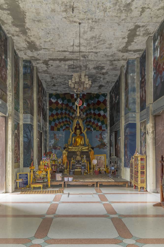 Überblick im Innenraum des Haupthauses in Wat Khao Phra Angkhan