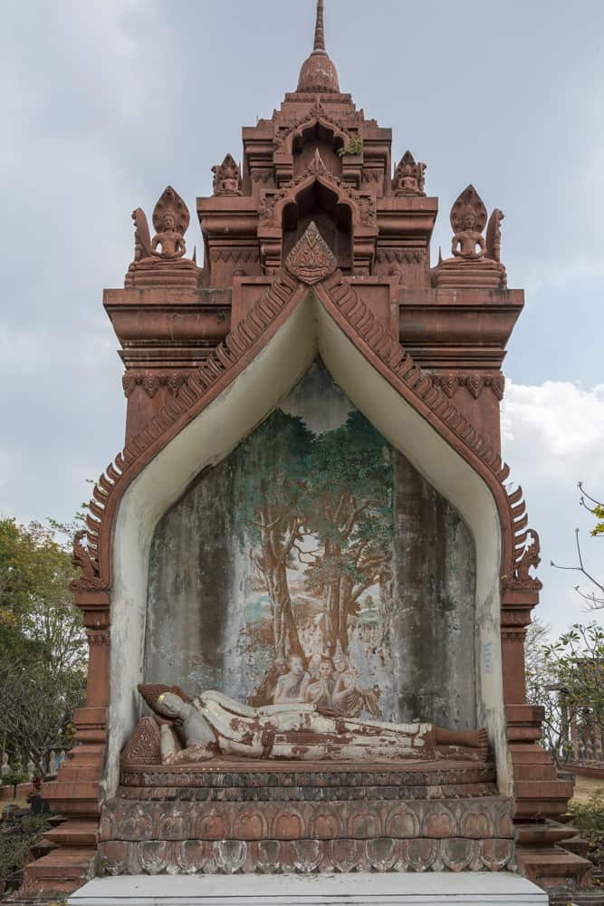Stirnseite von Wat Khao Phra Angkhan mit einem weiteren liegenden Buddha