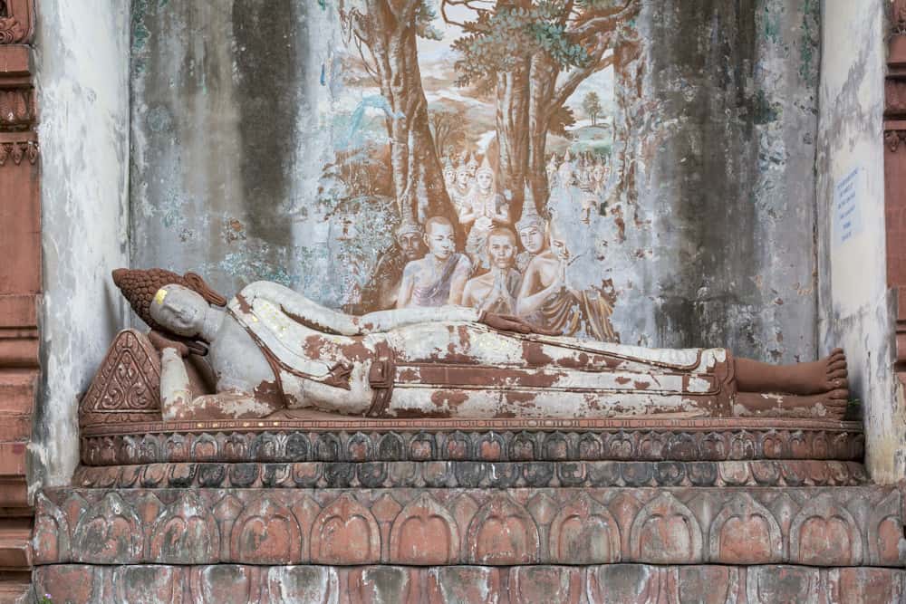 Wandgemälde hinter einem liegenden Buddha im Wat Khao Phra Angkhan