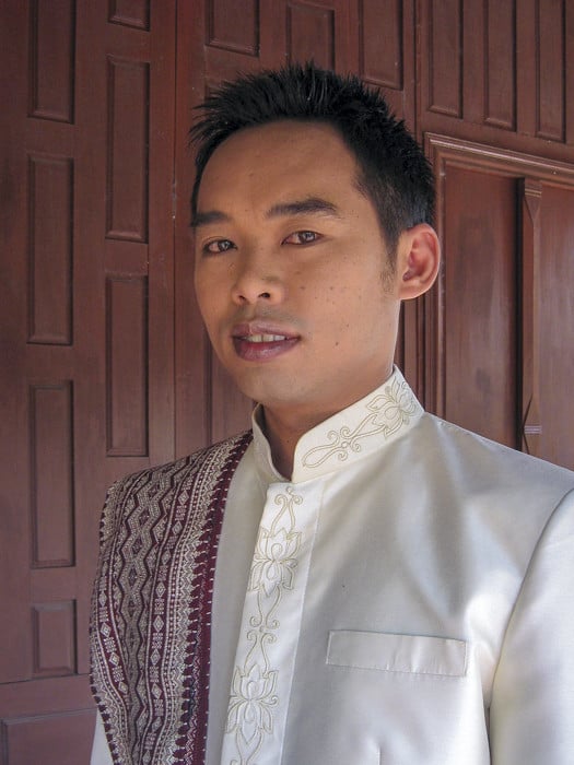 Thailändischer Mann mit schöner Kleidung in Thailand enorm wichtig