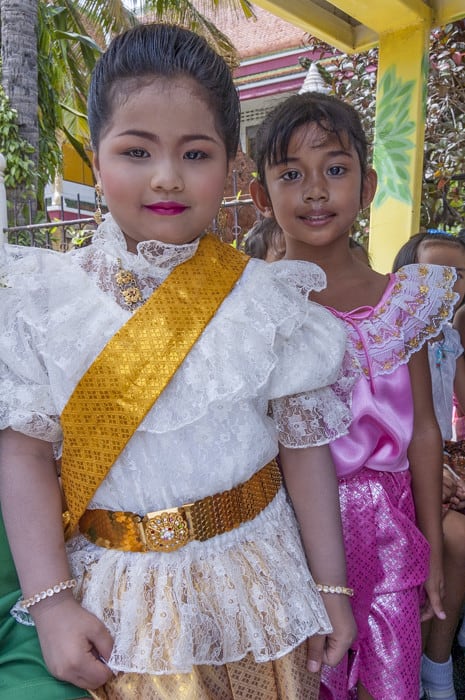 Zwei Thaikinder mit thailändischer Tracht