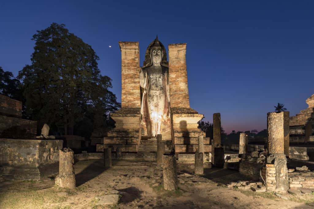 Stehender Buddha im Histoirical Park Sukhothai