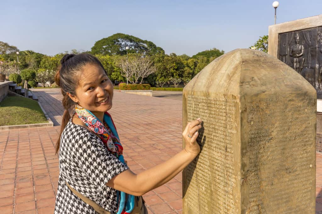 Steinsäule mit thailändischer Schrift die Grundlage für das heutige Thailand