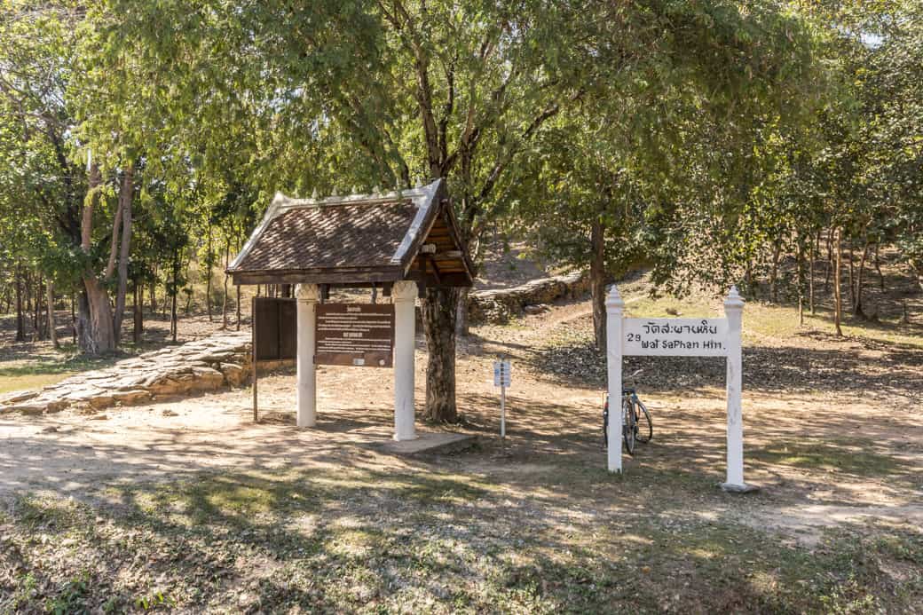 Auf dem Parkplatz von Wat Saphan Hin erklärt ein Schild das Wesentliche über den Tempel. Sukhothai - Thailand