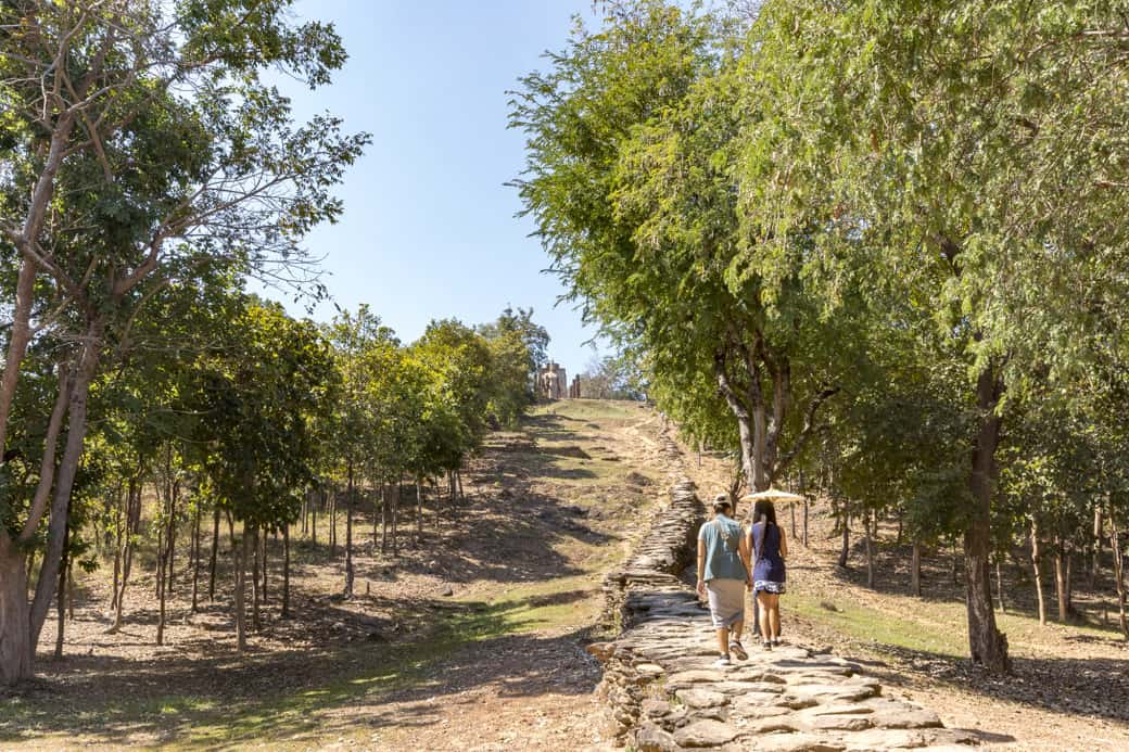 Zwei junge Thaifrauen beim Aufstiegt zum Bergtempel Wat SaPhan Hin in Sukhothai - Thailand