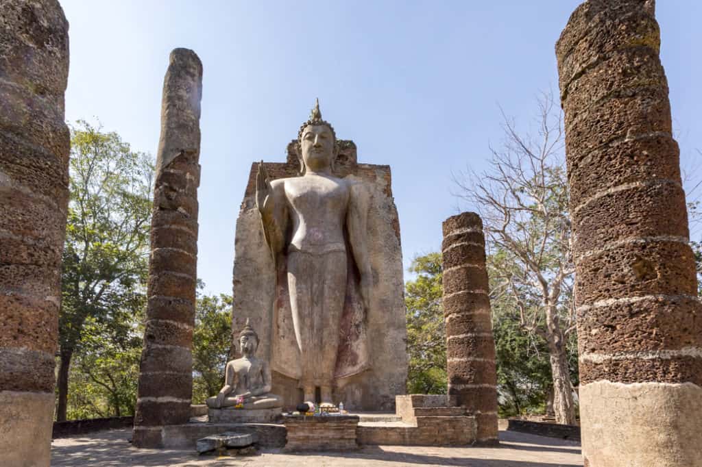 Der stehende 12,5 große Budda und der sitzende kleinere Buddha im Wat Spapan Hin in Sukothai
