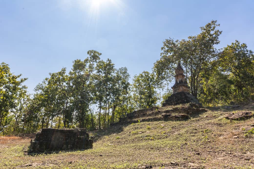 Chedi aus der Dvaravati Periode auf halber Höhe des Aufstieges zum Wat SaPhan Hin