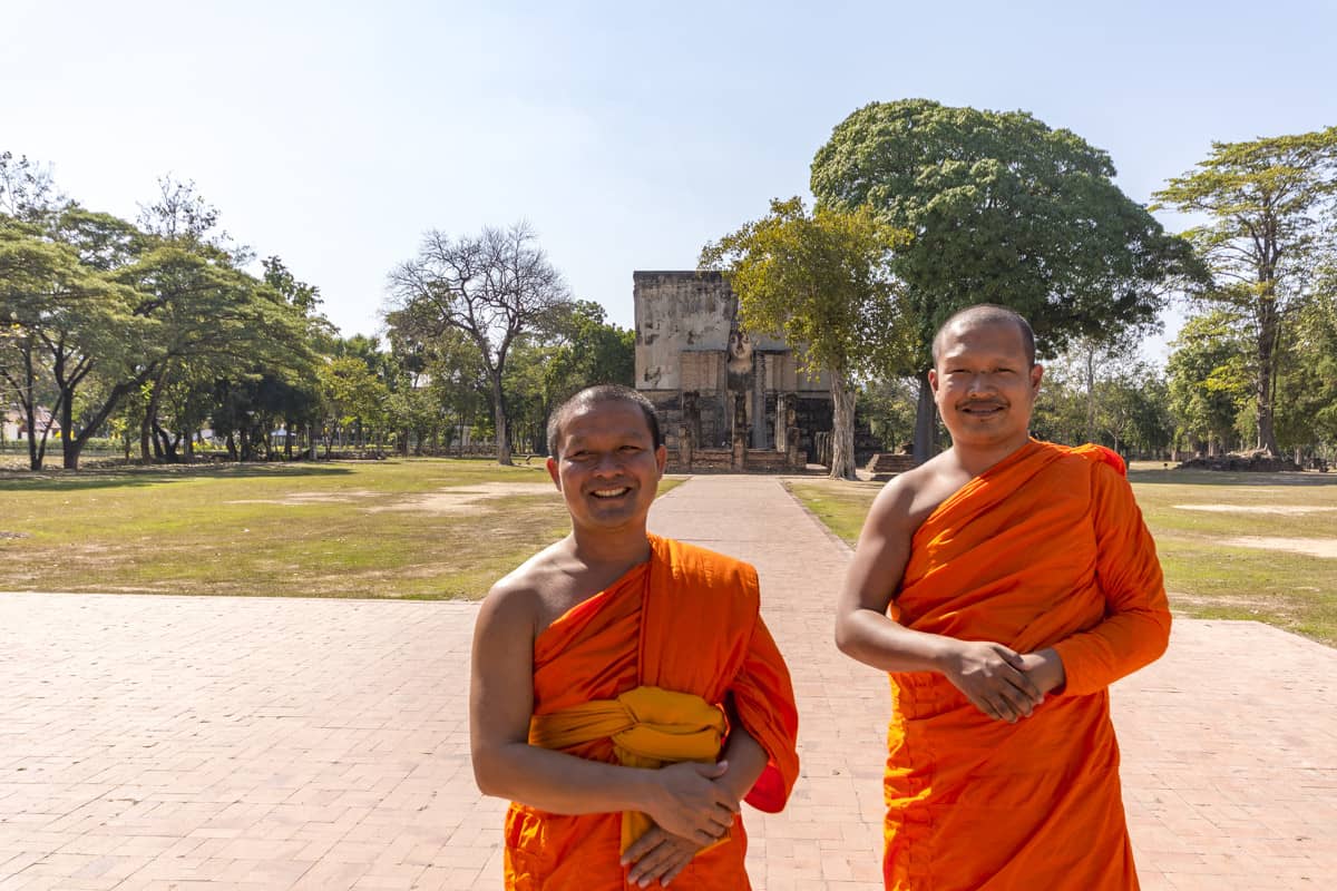 Zwei Mönche am Wat Sri Chum in Sukhothai