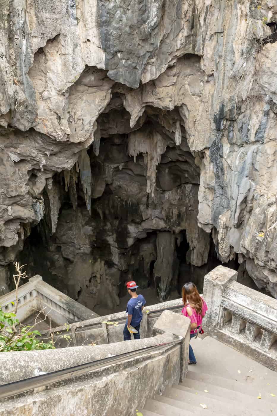 Steile Treppe die in die Höhle Khao Luang in Phetchaburi führt