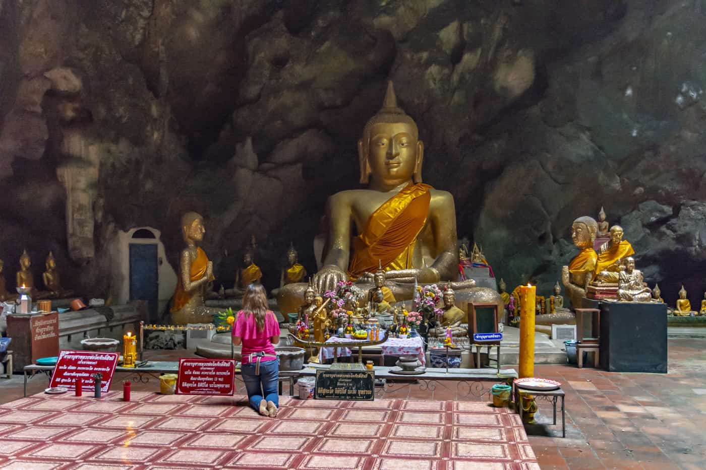 Großer sitzender Buddha iin der Khao Luang Höhle in Phetchaburi