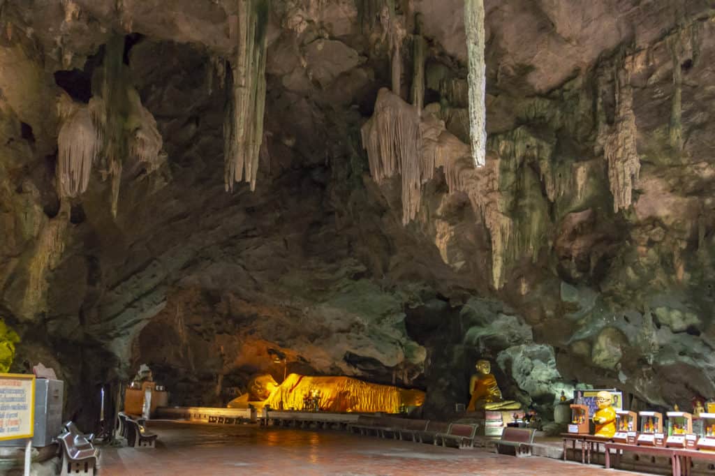 Der liegende Buddha mit großen Stalagtiten in der Khao Luang Höhle in Phetchaburi Thailand