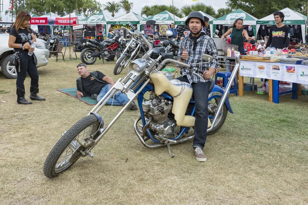 Costombike in Blau auf der Burapa Bikeweek in Pattaya