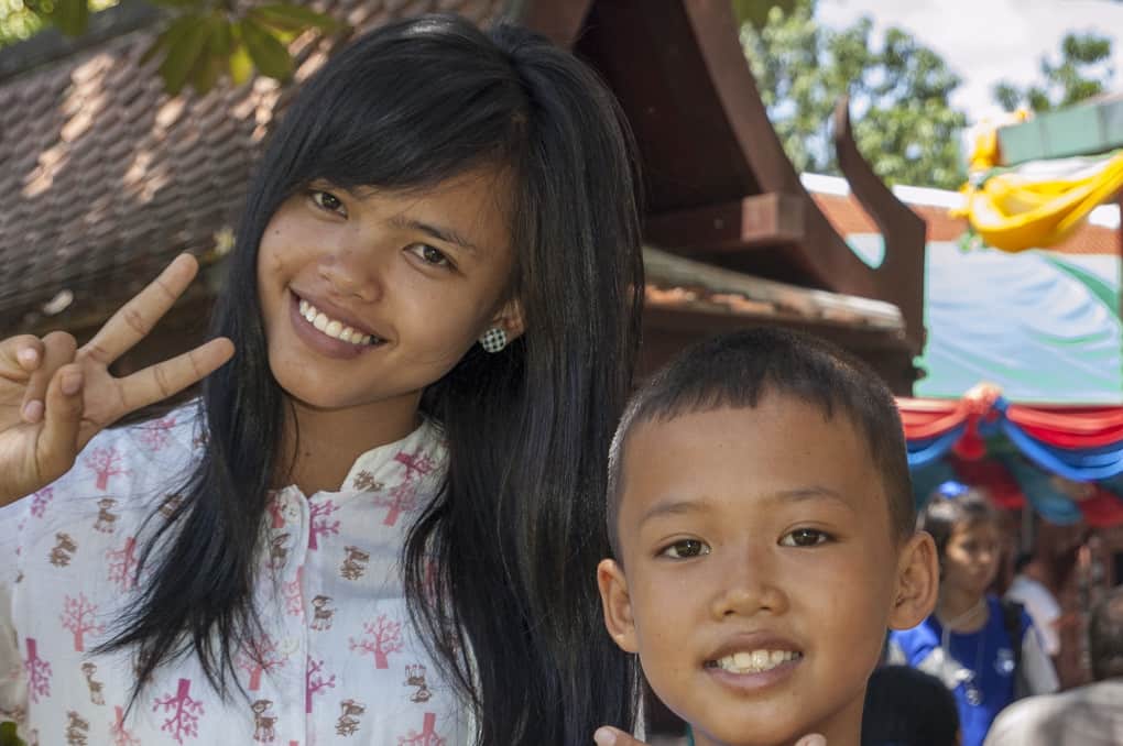 Freundliche Thailänder lächeln in die Kamera