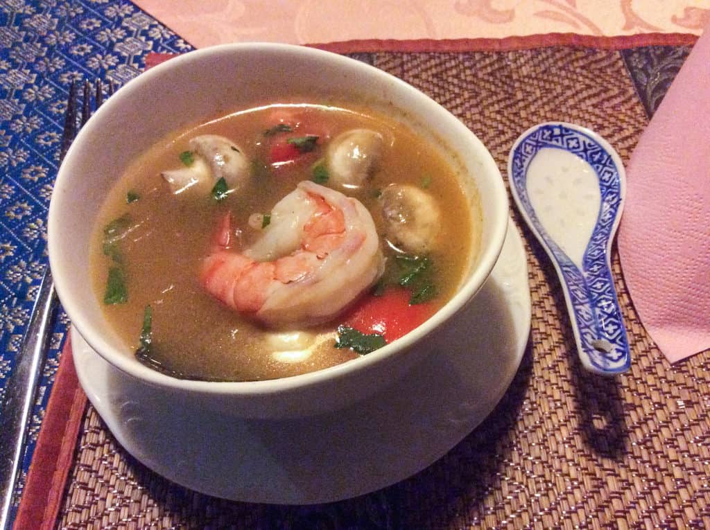 Porzellanschale mit Löffel und Tom Yam Gung Suppe aus Thailand