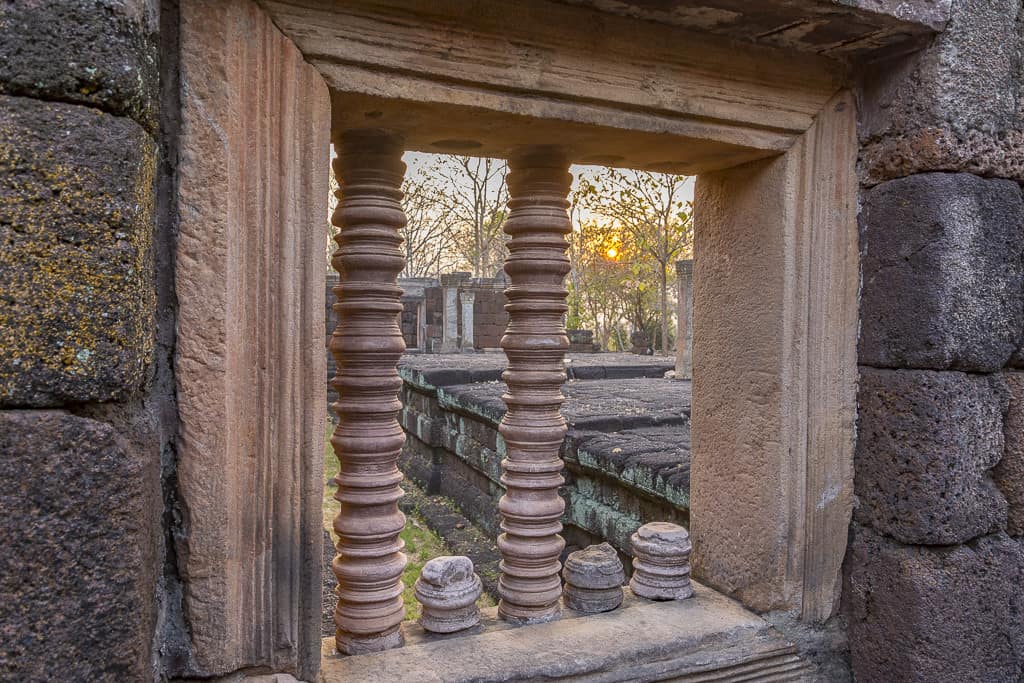 Steinerne Fenstersäulen im Phanom Rung 