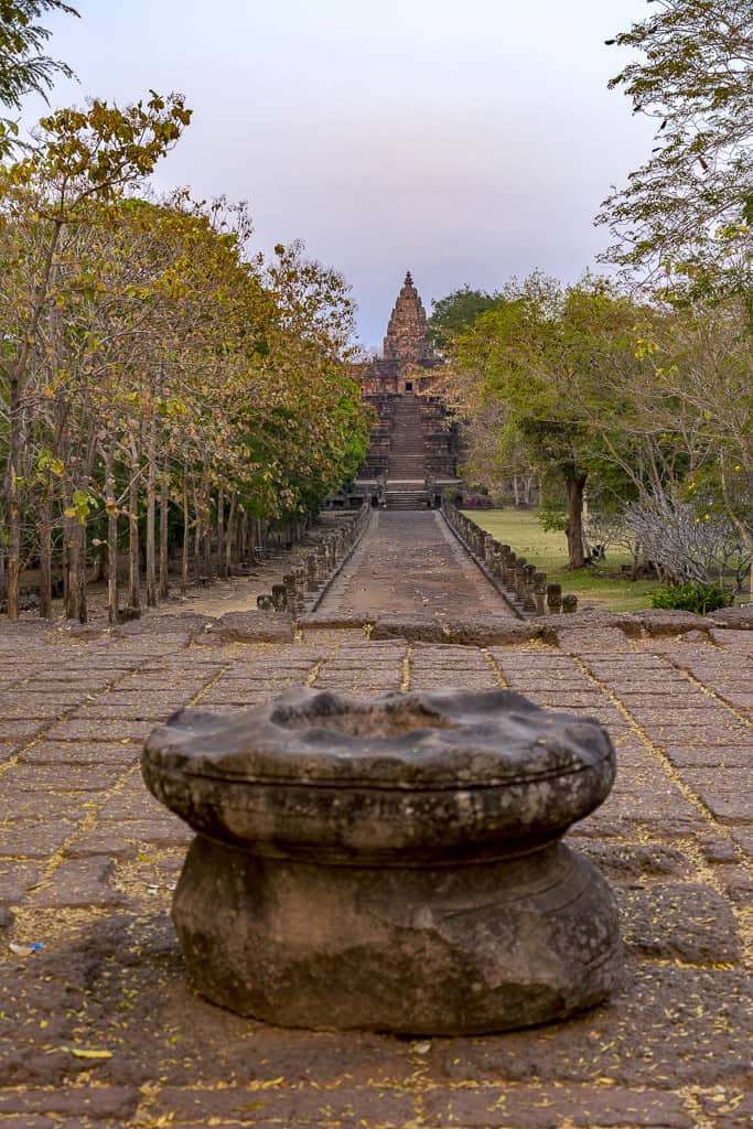 Blick von der Plattform am Beginn der Königsweges im Khmer tempel Phanom Rung mit Blick auf den heiligen Berg