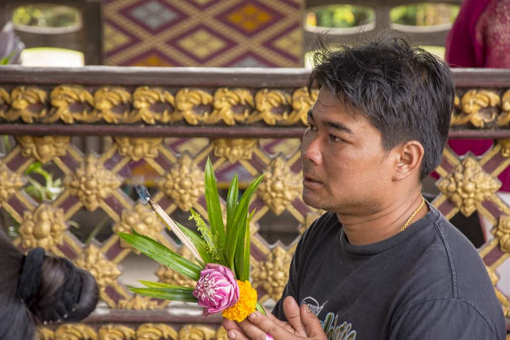 Betender Thailänder der die Gründungssäule von Phetchabun anbetet.