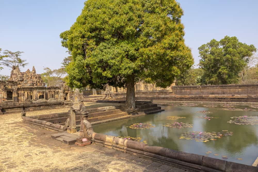 L-förmiges Wasserbecken beim Prasat Muang Tam