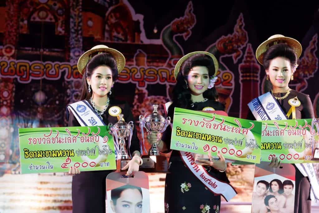 Drei hübsche Gewinnerinnen der Wahl zur Tamarinden Königin in Phetchabun