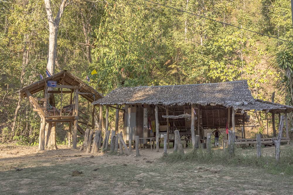 Einfache thailändische Holzhütte am Rand vom Dschungel
