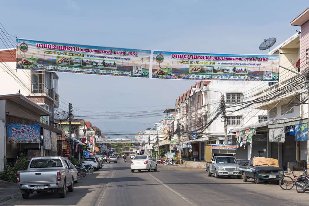 Werbebanner auf den Strassen in Phetchabun