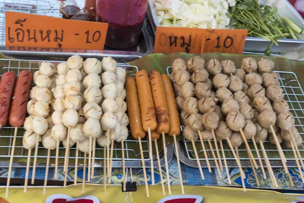 Der kleine Hunger der Thailänder Ping Pong Food und gegrillte Würstchen