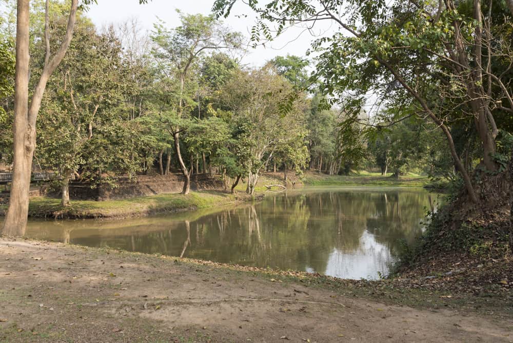 Stadtmauer und der Wassergraben der historischen Stadt Si Satchanalai