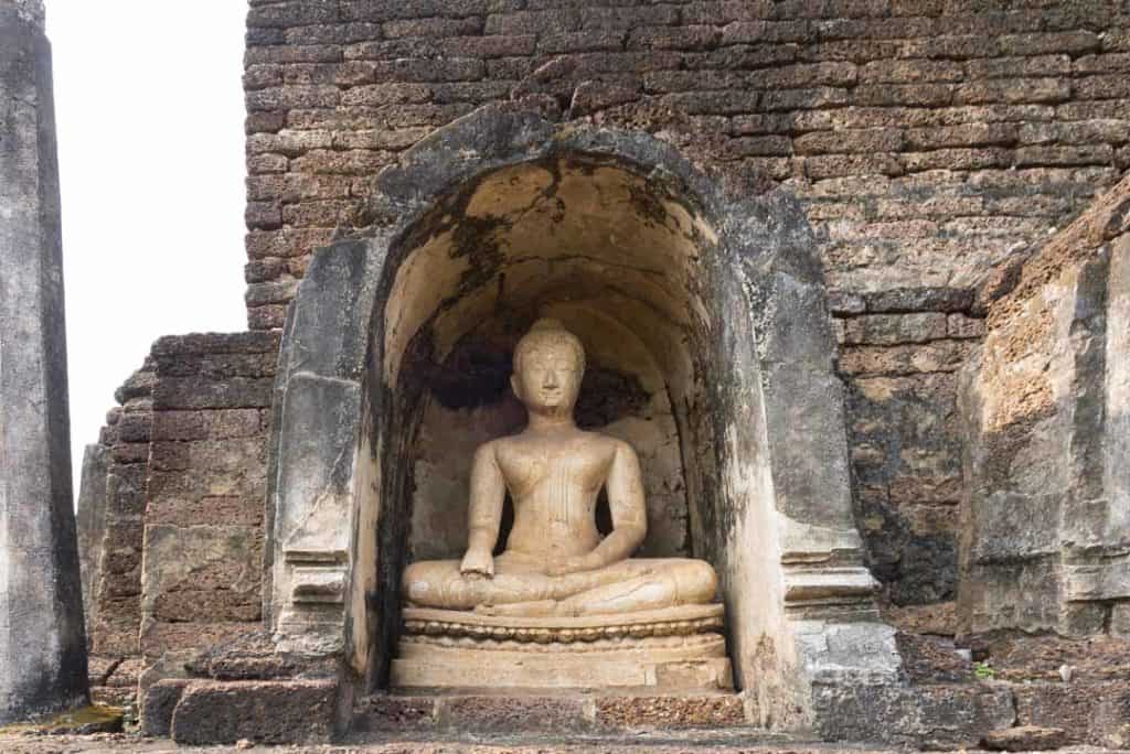 Guterhaltener oder sehr gut restaurierte Buddha-Figur im Wat Chang Lom in Si Satchanalai